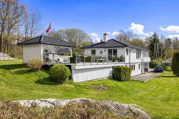 Enebolig med leieinntekter Panoramautsikt Stor tomt Dobbel garasje