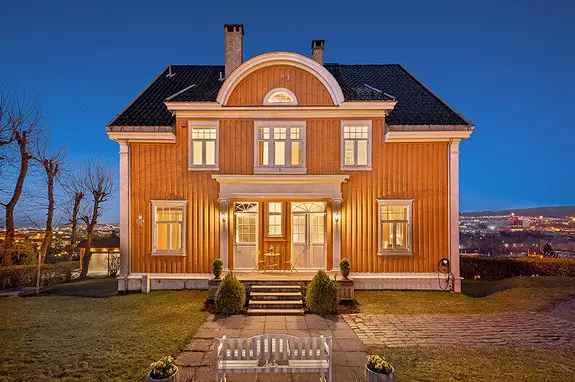 Stor og ærverdig villa på Byåsen med fantastisk utsikt