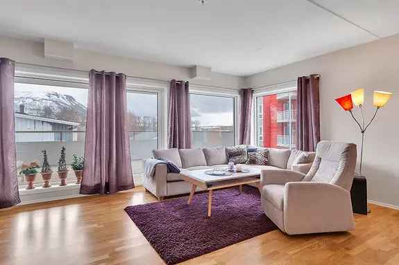 Moderne 4-roms leilighet med heis garasje og balkong