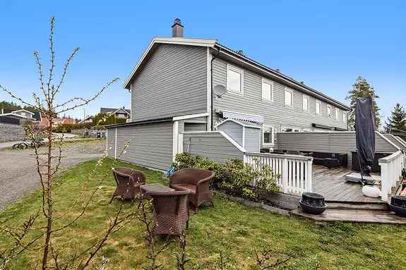 Tiltalende Enderekkehus 3 Soverom 2 Bad Carport Stor Terrasse