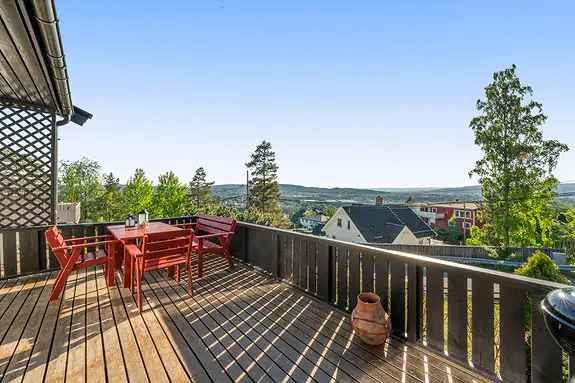 Innholdsrik familiebolig i naturnære omgivelser - Fantastisk utsikt - Stor, solrik terrasse & herlig naturtomt - Garasje