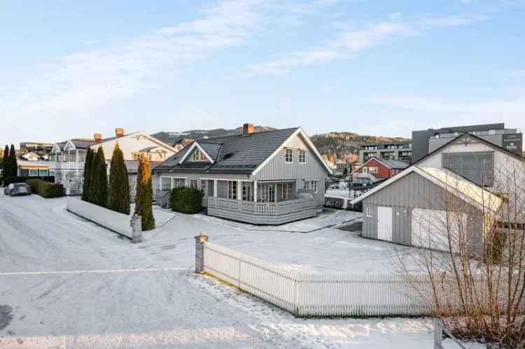 Stor enebolig Brumunddal sentrum - 4 soverom 2 bad Garasje