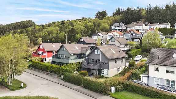 Enebolig med garasje i blindvei - attraktivt og barnevennlig boligområde - solrike uteområder