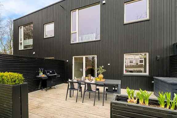 Familievennlig rekkehus med dobbel carport og solrike terrasser