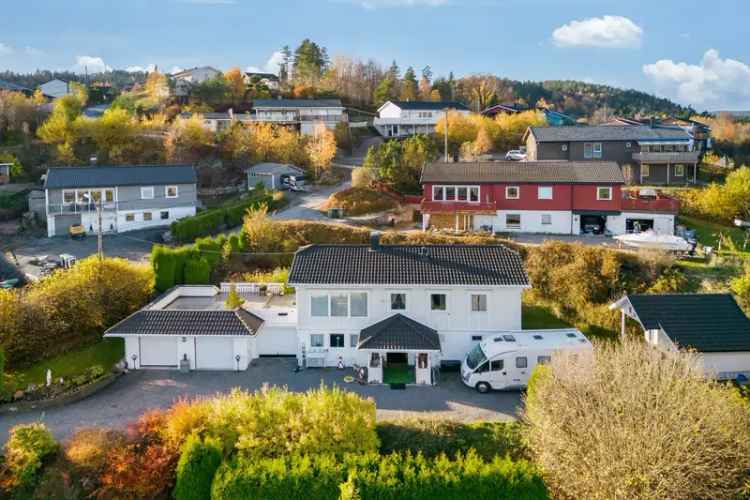 Enebolig i Uksodden med fjordutsikt og solcellepanel
