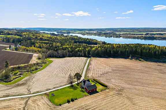 Eidsberg - Landlig eiendom med stor garasje og tomt