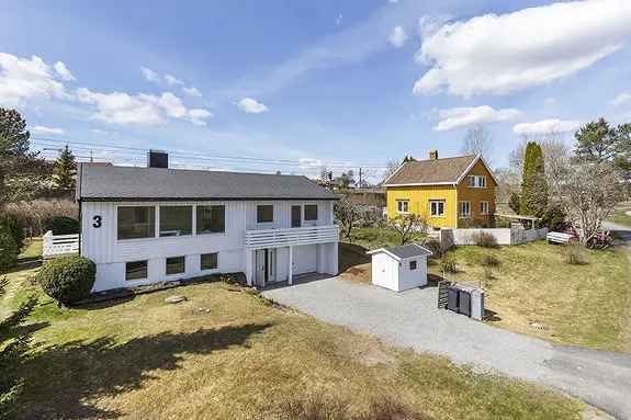 Strøken bolig i Ås | 2 plan | 2 bad | Vaskerom | Terrasser | Solrik tomt | Garasje | Renovert 22-25 | Flytt rett inn!