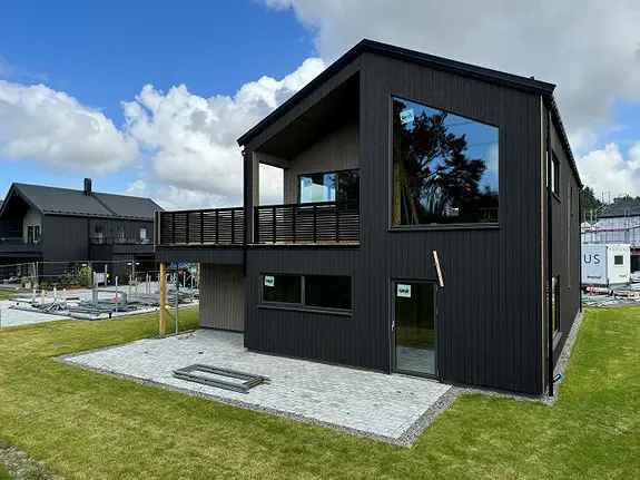 Enebolig Moksheim Husbankfinansiert Familiebolig Carport Terrasse