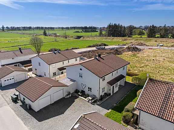 Innholdsrik vertikaldelt bolig med garasje og sentrumsnær beliggenhet