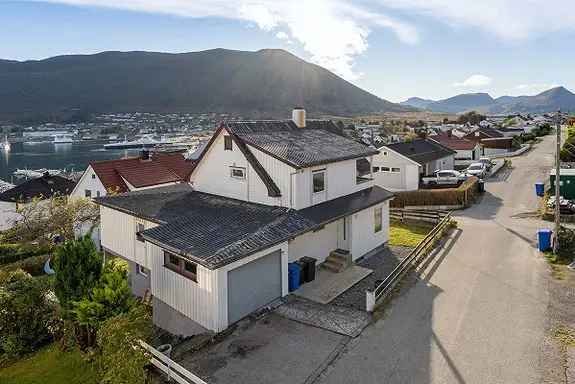 Enebolig Hareid 4 Soverom Garasje Hage Varmepumpe