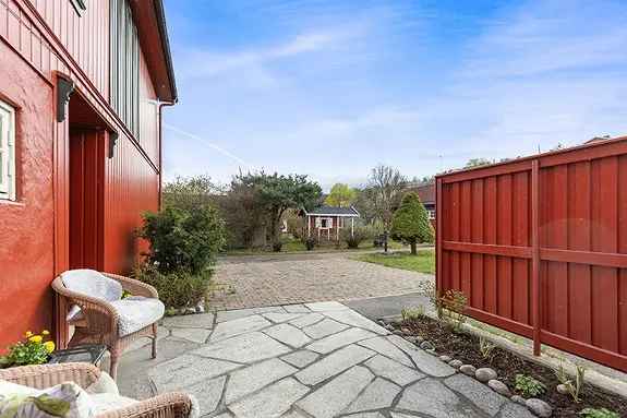 Sjarmerende bolig med hybel og dobbel garasje sentralt