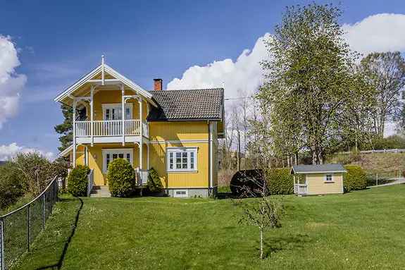 Innholdsrik Enebolig Med Stor Garasje Carport Og Idyllisk Hage