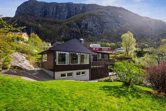 Sentrumsnær Eiendom Med Gode Solforhold Og Havutsikt