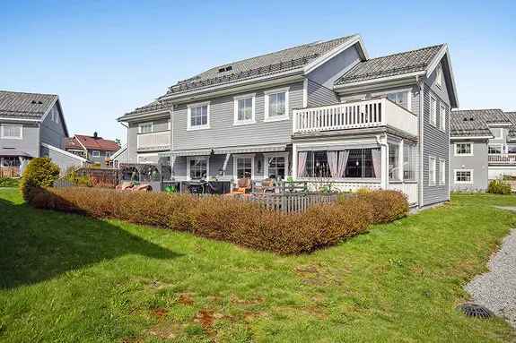 Romslig 3-roms leilighet Eidsvoll - Innglasset terrasse og carport