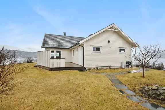 Enebolig i Valnesfjord med dobbelgarasje og naust