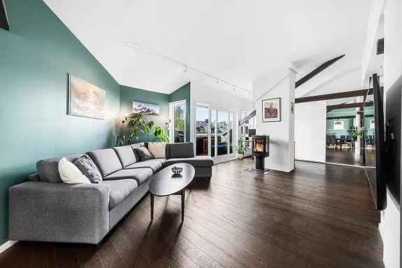 Loftsleilighet med Vestvendt Balkong og Moderne Peis
