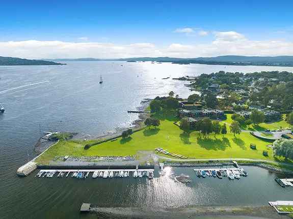 Totalrenovert Fjordsideeiendom med Garasje og Båtplass