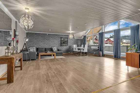 Stor 4-roms leilighet Vennesla - Terrasse - Garasjeplass - Elbil lader