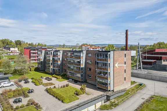 Sentrumsnær og gjennomgående 3-roms hjørneleilighet med heis, innglasset balkong og fin planløsning.