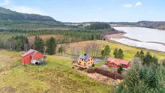 Småbruk med 2 eneboliger, fjøs og garasje nær Hosetvatnet