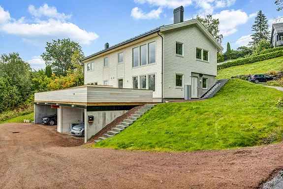 Nyoppført, lekker leilighet i flermannsbolig - 124 kvm - Hage - 2 p.plasser i Carport