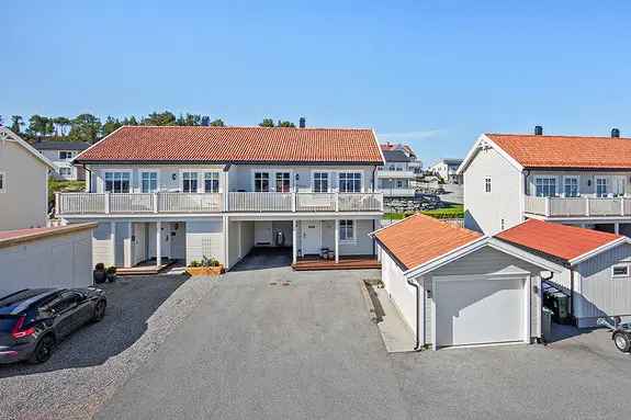 Vertikaldelt tomannsbolig med veranda og garasje