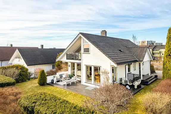 Innholdsrik Enebolig med Utleiedel og Garasje
