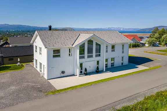 Moderne Enebolig med Utleieleilighet Nar Turomrader