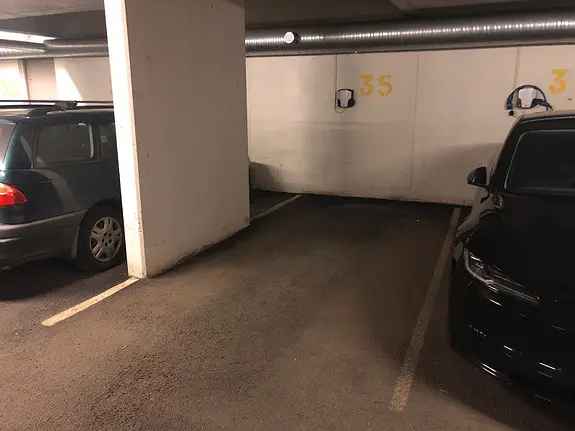 Garasjeplass med elbil-lader i lukket garasjeanlegg til leie.