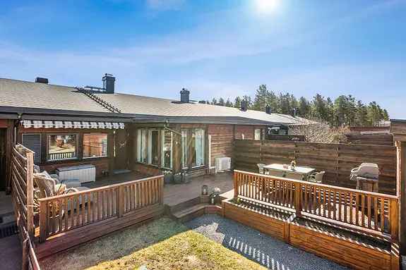 Lys rekkehusleilighet ved Stavåsen - Garasje og sportsbod