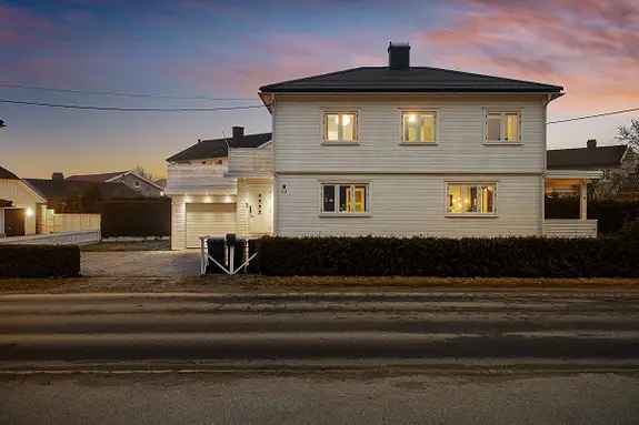Stor sentrumsnær enebolig med solrik hage