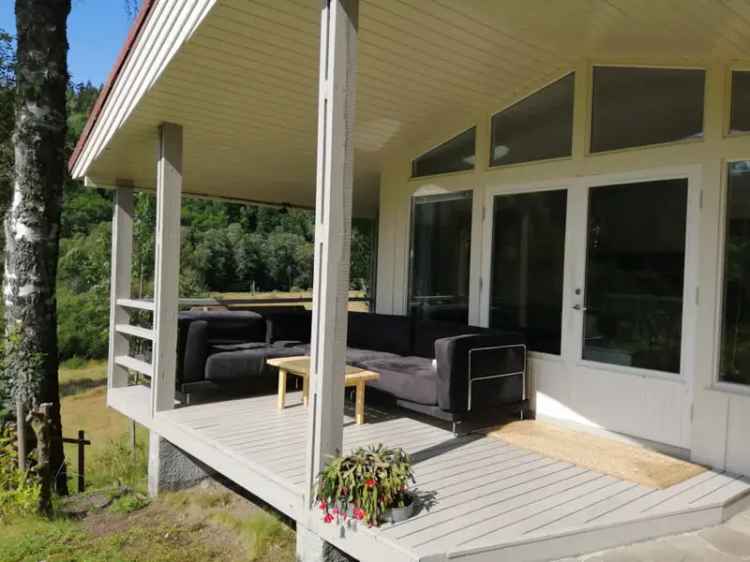 Sjarmerende Hytte ved Elv med B	 plass