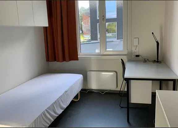 Hybel med eget bad og felles kjøkken