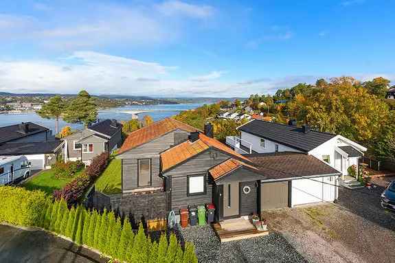 Romslig enebolig med sjøutsikt og garasje