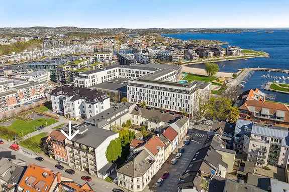 5. etg: Ettroms selveierleilighet nær bystranda - Svært solrik vestvendt balkong - Heis i bygget og stor hage i bakgård
