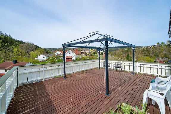 Familievennlig enebolig | Nær 1.2 mål solrik utsiktstomt | Stor veranda | Etablert hage m/lekehytte | Carport