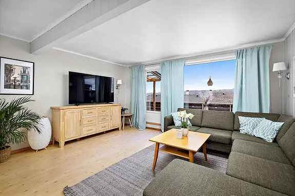 Innholdsrik 4-roms terrasseleilighet med garasje