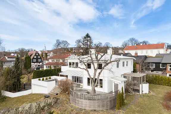 Vinderen Villa - 349 kvm - Pent Møblert - Stor Hage - Jacuzzi - Tennisbane