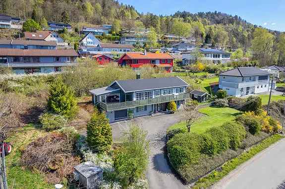 Enebolig Lyngdal Romskogen - Oppussingsobjekt med flott tomt