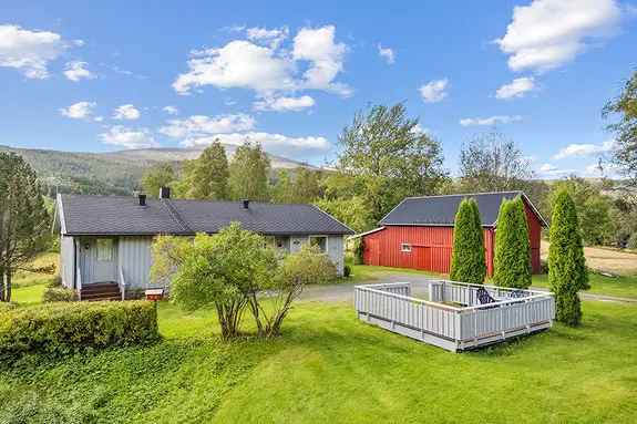 Landlig Enebolig med Uthus Lave  Stor Tomt
