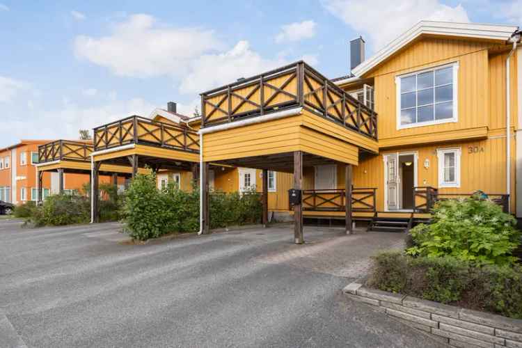 Enebolig i rekke med carport og hage