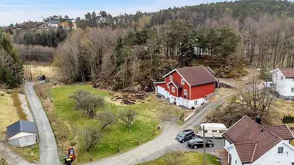 Grefstad - Stor eiendom 3 etasjer 4 garasjeplasser