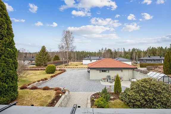 Enebolig med dobbel garasje og solrik hage pa Grusholen