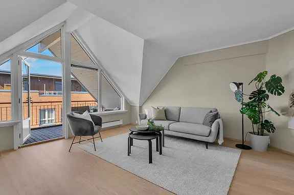 Sentrumsleilighet - Toppetasje - Bad 2020 - Kjøkken 2025 - Terrasse - Heis - P-plass