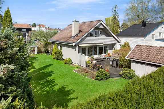 Familievennlig Enebolig Stabekk - 3 Soverom Carport Hage