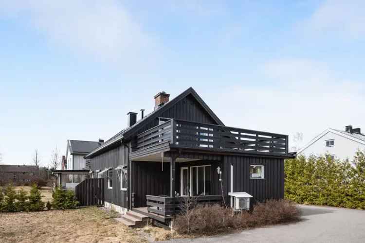 Lys tomannsboligdel med garasje  3 soverom 2 bad
