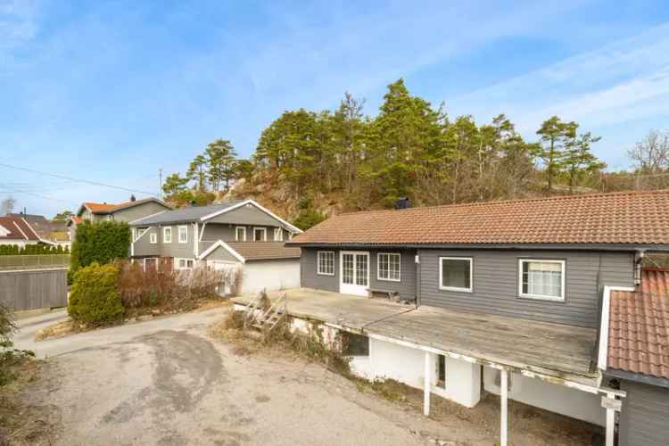 Romslig tomannsbolig Søgne - Renoveringsobjekt nær sjøen