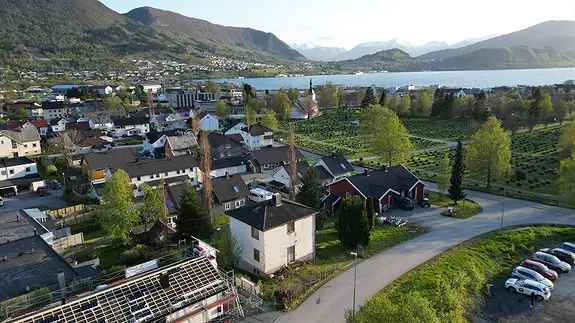 HAUGEGJERDET - Sentral eiendom med romslig tomt på 1134 kvm - gangavstand til alle fasiliteter