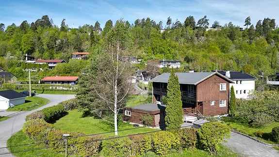 innholdsrik enebolig på stor flat hjørnetomt m/godt potensial! Kort vei til bhg, skoler, Lynbanen. Gange til butikk/tog