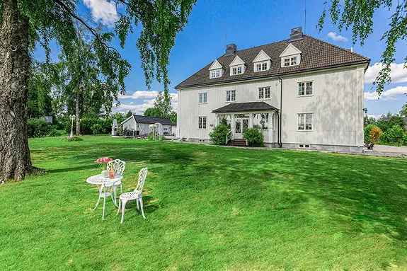Stor villa med 4 stuer og 8 soverom - Idyllisk tomt